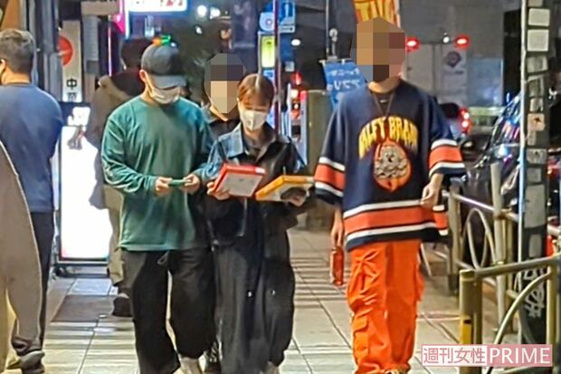 雑誌の付録らしきものを熱心に眺めていた