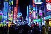 賑わうネオン街の様子　※写真はイメージです