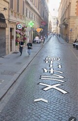 イタリア・ミラノのGoogleストリートビューに写り込んでいるSnowManの佐久間大介と日本テレビアナウンサーの伊藤遼（Googleストリートビューより）