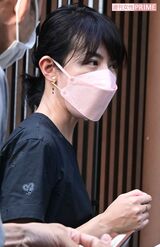 記者からの直撃を受ける平井理央（'21年10月）