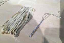 「経帯」とは巻物の帯のことを指す（筆者撮影）