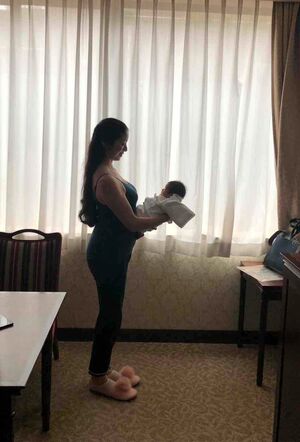 産後すぐの陽月くんを抱く雅奈恵さん