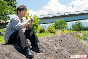 荒川の流れを見つめる宮沢。この辺りでハヤなどを釣った。「もっと山梨に関わりたいですね。沖縄で培った経験を故郷で生かしたい」