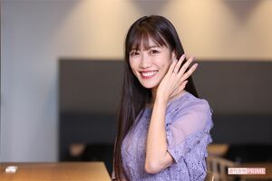 結婚発表直後の高城れに。左手の薬指には婚約指輪が光る（11月6日撮影）