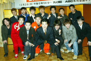 2002年にM-1初出場したときの笑い飯(左端)。初登場時は3位で「パン工場」と「トーマス」というネタを披露した
