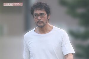 2025年6月、険しい表情の阿部寛が向かったのは