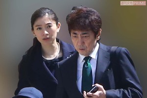 2015年4月、長男市村優汰の小学校入学式に出席した篠原涼子、市村正親夫妻