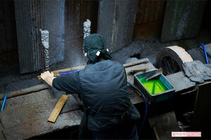 工房で作業する職人、背中がカッコいい！撮影／山田智絵