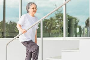 「階段スナック」のように息が上がる運動を取り入れることで死亡リスクが下がるという研究結果も