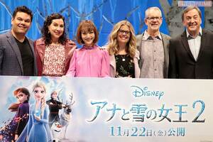 公開前日の11月21日、神田沙也加(左から3人目)は『アナと雪の女王2』スペシャルイベントに出席