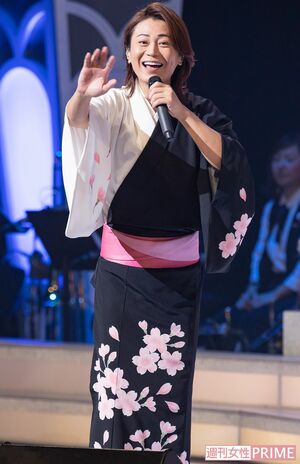 黒と白、バイカラーの着流しで股旅演歌。袖にも桜が咲き誇る　撮影／廣瀬靖士