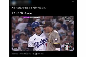 大谷翔平に何か耳打ちするマチャド。二人は笑顔で会話していた(Xより)