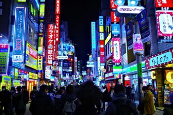 賑わうネオン街の様子　※写真はイメージです