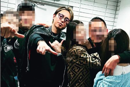 強面の仲間と美女をはべらせる板谷博希被告（本人のSNSより）