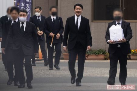 本堂から出てきた参列者一同。香川照之以外にも川猿弥（写真左）や市川笑三郎（写真右）の姿も