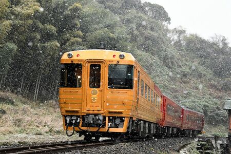 3つの車両からなり、車両ごとにデザインが異なる。1号車「茜の章」は、夕焼けをイメージした茜色のシートが印象的