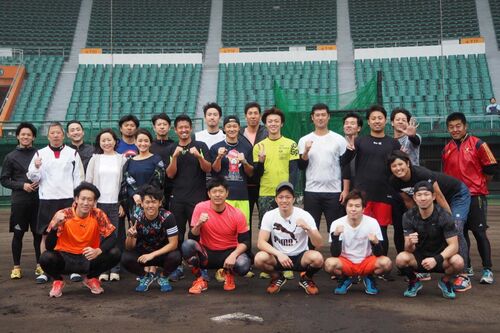 前列左から3番目）巨人・内海選手らとの自主トレに同行し、明子さんも食事管理を担当