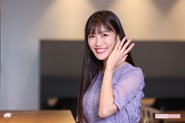 結婚発表直後の高城れに。左手の薬指には婚約指輪が（11月6日撮影）