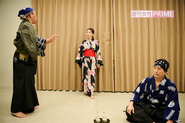 劇団の主宰者で坂本龍馬役の泉堅太郎とディスカッションする熊切あさ美　撮影／山田智絵