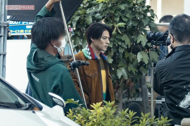 世田谷・桜新町の狭い歩道で撮影中の平野紫耀（2022年11月、『クロサギ』ロケ）