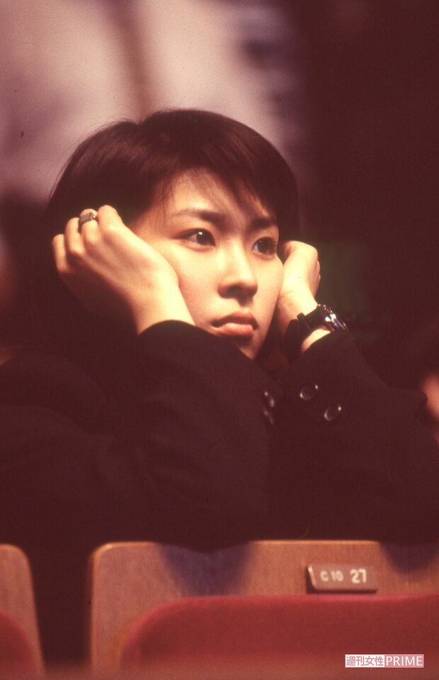 リハーサルの合間、緊張した表情を見せる松たか子。史上最年少で司会を務めた('96年『紅白歌合戦』)