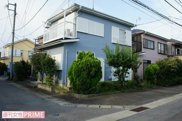 男性住民に車で突っ込んだ容疑者宅（中央）前の駐車スペース