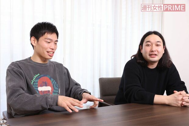 インタビューに答えるかが屋