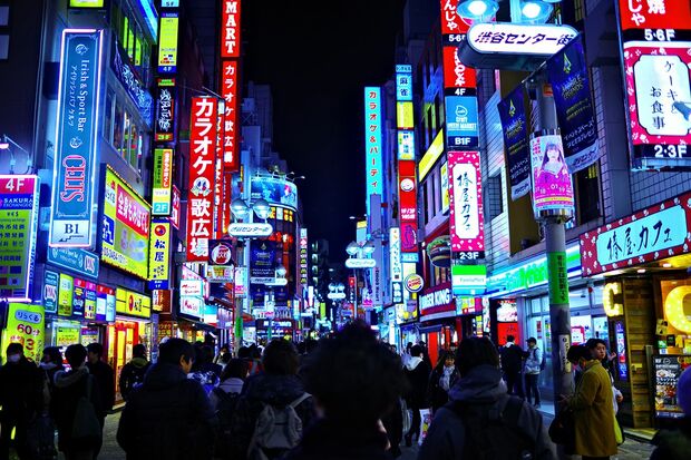 賑わうネオン街の様子　※写真はイメージです