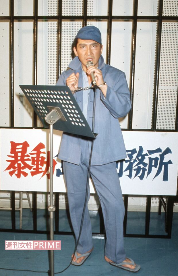 '75年公開の映画『暴動島根刑務所』の挿入歌『おとこ流れ歌』公開レコーディングにて　撮影／『週刊女性』写真班