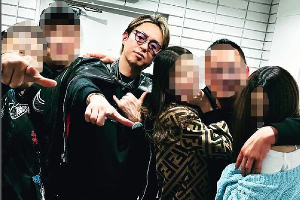 強面の仲間と美女をはべらせる板谷博希被告（本人のSNSより）