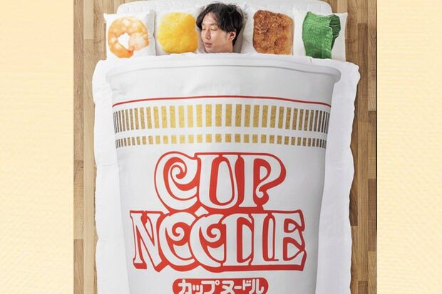 睡眠中もカップヌードルと一緒にいられる。お湯を入れて待ってる3分間だけ寝るのもいいかも?