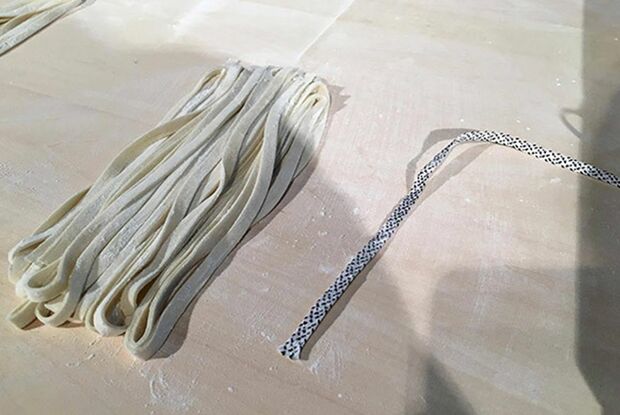 「経帯」とは巻物の帯のことを指す（筆者撮影）