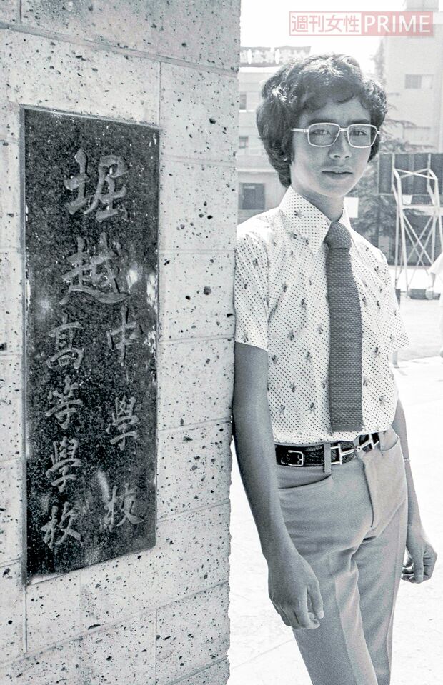 売れっ子アイドルで多忙を極め、4年をかけて堀越高校を卒業した郷ひろみ。夏にひとりきりの卒業式が行われた（'75年卒業）