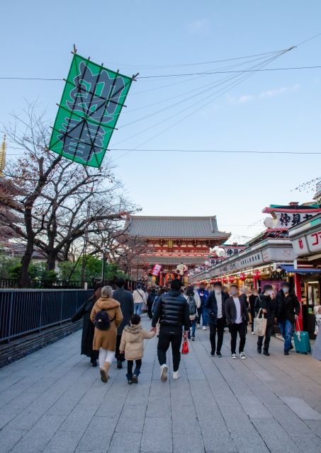 販売やインフラに携わる人は年末年始も休めないことが多い（画像はイメージです）