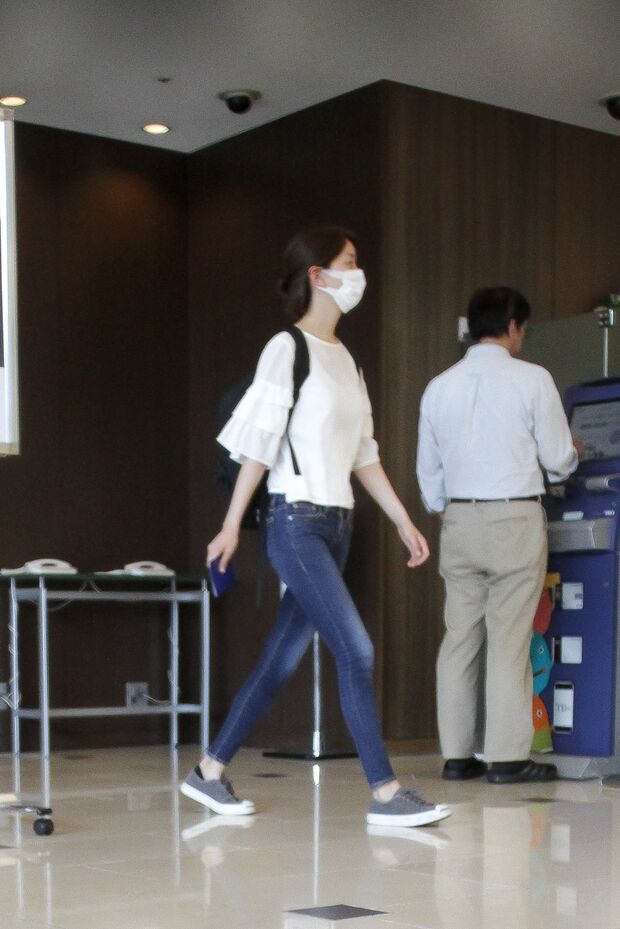 5月29日、ホテルから前日と同じ服装で出て来た石橋