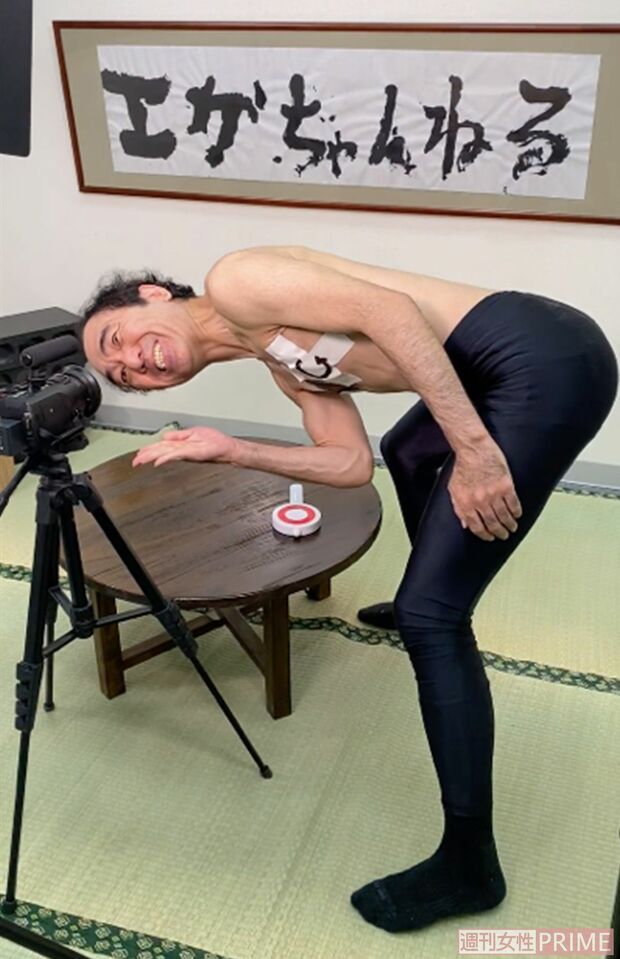 身振り手振りで視聴者へ笑いを届ける江頭2:50