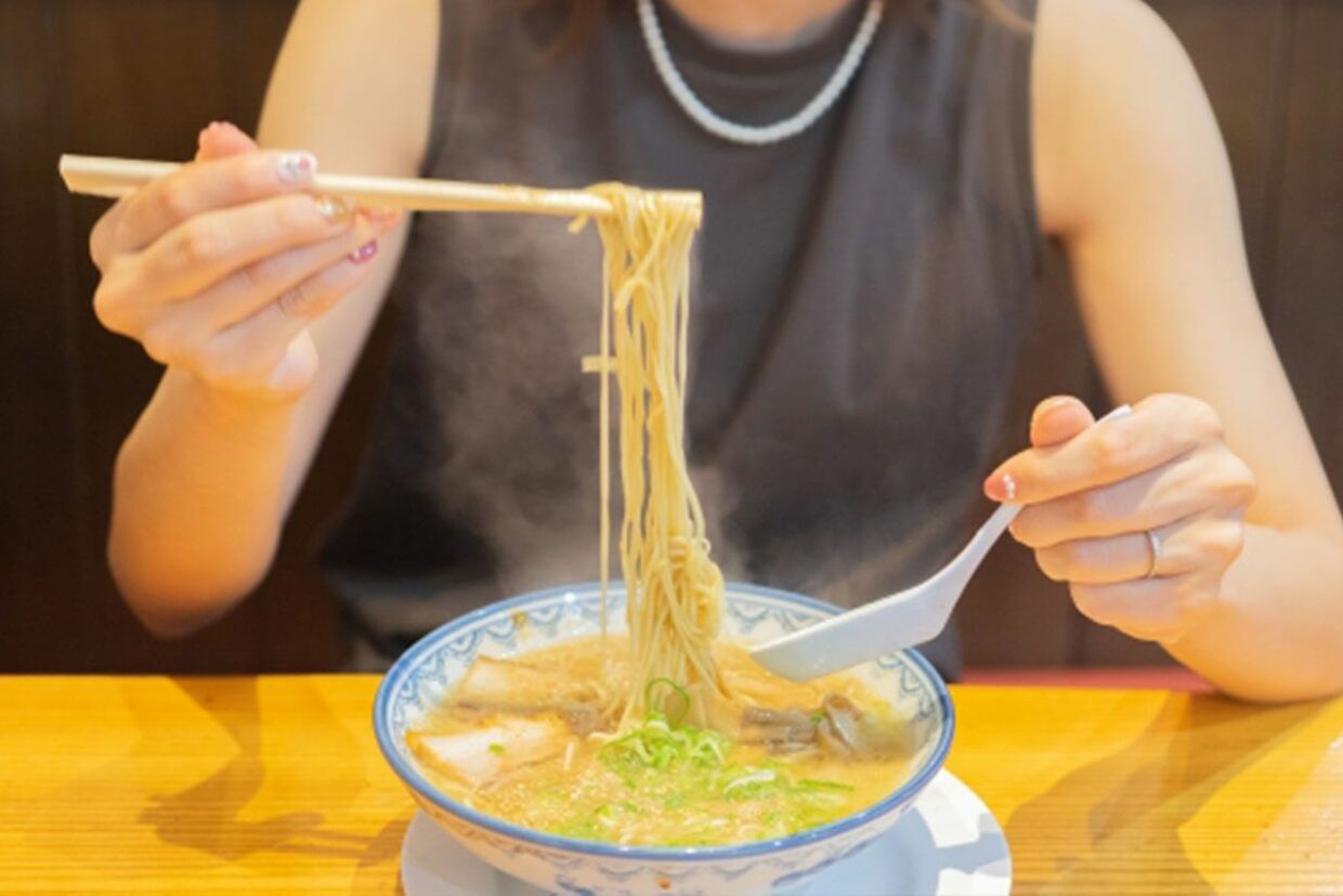 「とんこつラーメン」スープのコラーゲンは肌吸収しないのに、なぜ即効性のある“美肌効果”が得られるのか | 週刊女性PRIME