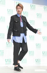 SMAPの“おしゃれ番長”だったシンゴ。グッチのシャツとタイの上には、66万円相当のシャネルのジャケット（レディースです）をさらりと　撮影／高梨俊浩