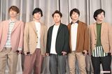 『嵐 活動休止表明会見』に登場した5人。見ている方向は違えど、心はひとつ
