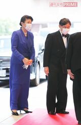 ロイヤルネイビーの上下はカシュクールのジャケットやロングスカートがエレガント。「ショールカラーやジャケット袖の肘上がふんわりと膨らんでいて素材を含めて柔らかな装い。コロナ禍での節度ある華やかさが見事です」（日置さん） 日本国際賞授賞式（4月13日）