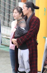 広末涼子と次男を抱いた夫のキャンドル・ジュン氏（2011年）