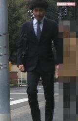 4月8日、娘の入学式を終えて校舎から出てきた安田顕