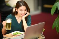自撮りの達人が伝授! 誰でもできちゃう「リモート飲みの映えテク」