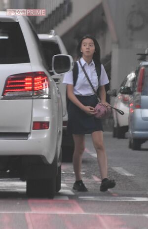 2018年、車で迎えにきた木村拓哉にKoki,はおどけた表情