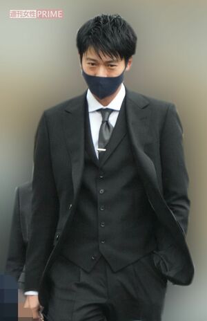 2024年4月上旬、次男の手を引いて都内の名門私立小学校の入学式に向かうスーツ姿の向井理