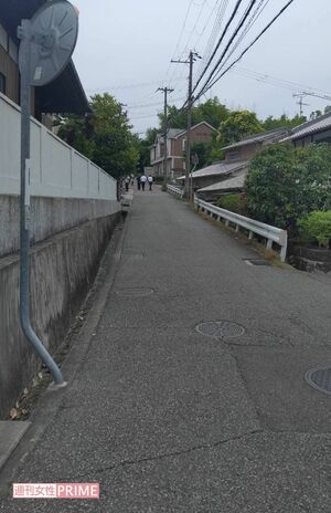 自宅アパート近くの坂道。沙喜容疑者は修くんに縄をつけて歩いていたという