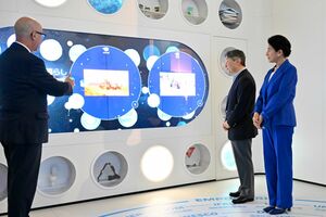 国連パビリオンでは、両陛下は英語で会話された