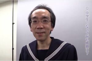 騒動後のブレイク時には映画の宣伝でなんとセーラー服姿に（映画『ソロモンの偽証』PR動画より）