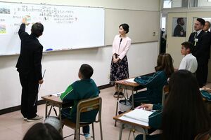 訪れたブラジル人学校では、日本語学習の授業を見学された、佳子さま