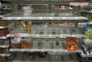 地震発生当日深夜の高槻市内のコンビニ。店員は「大量に買い込んでいく人もいて、まるで買い占めのようだった」と話した